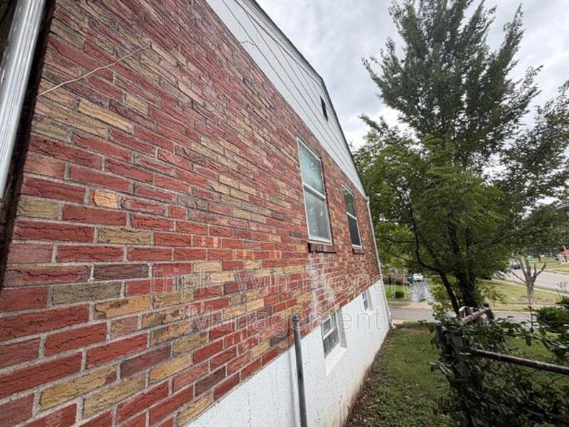 SAINT LOUIS House: 8004 MONROE AVE