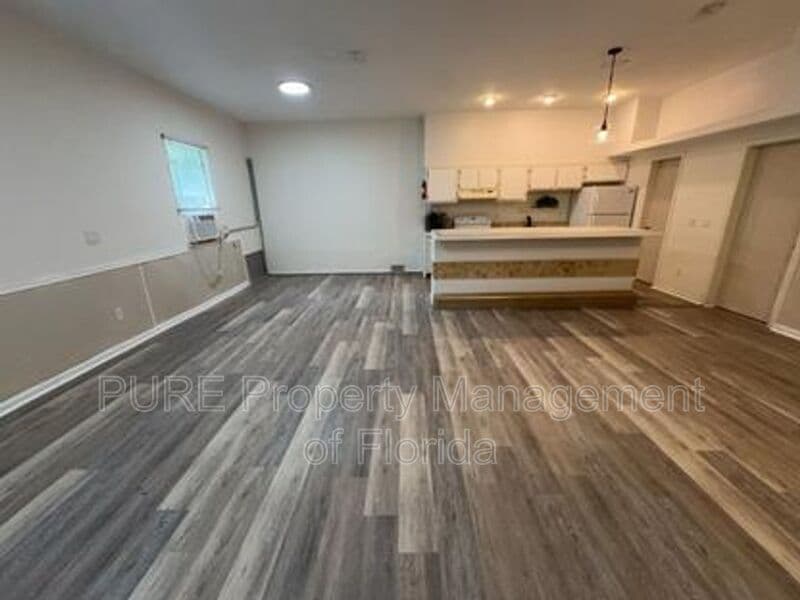 Ocala House: 595 NW 100th St
