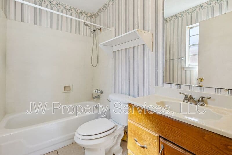Metairie House: 2512-2514 Caswell Ln