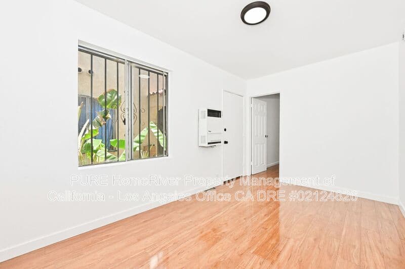 Los Angeles House: 1135 E 67Th St.