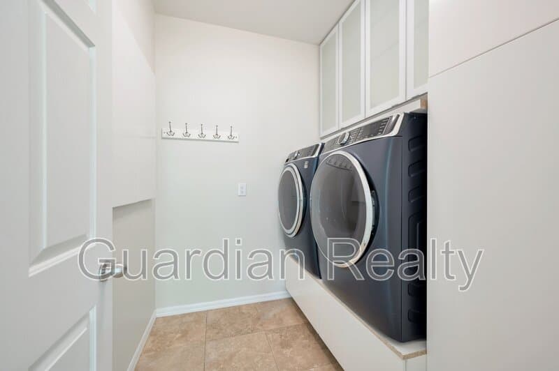 Henderson House: 2485 Sturrock Dr