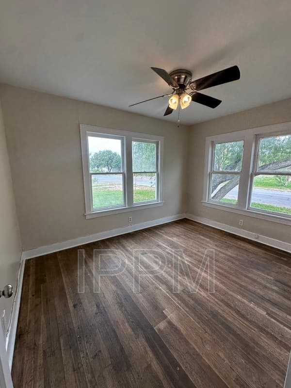 Harlingen House: 501 W Pierce Ave