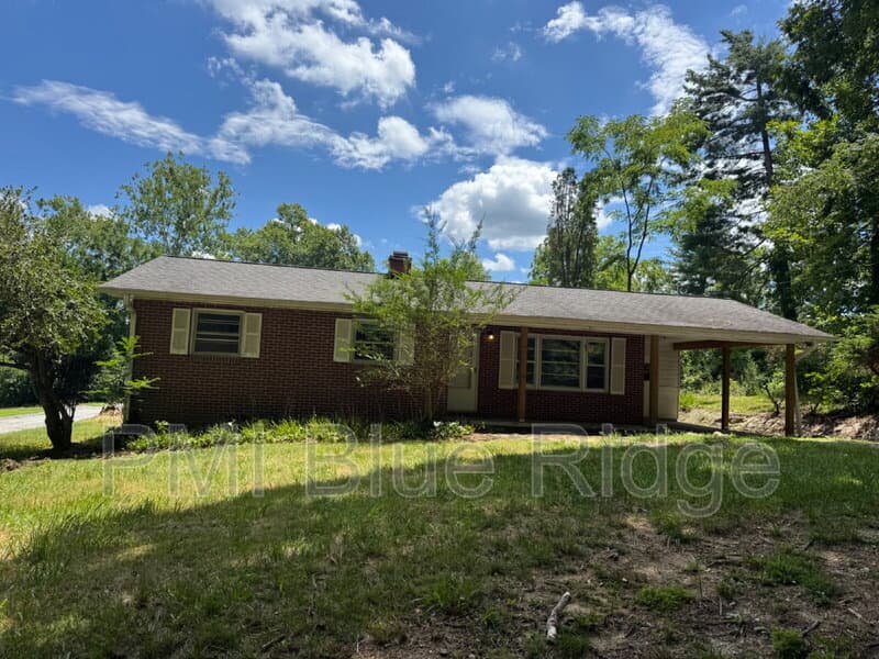 Hendersonville House: 707 Rhodes Park Dr