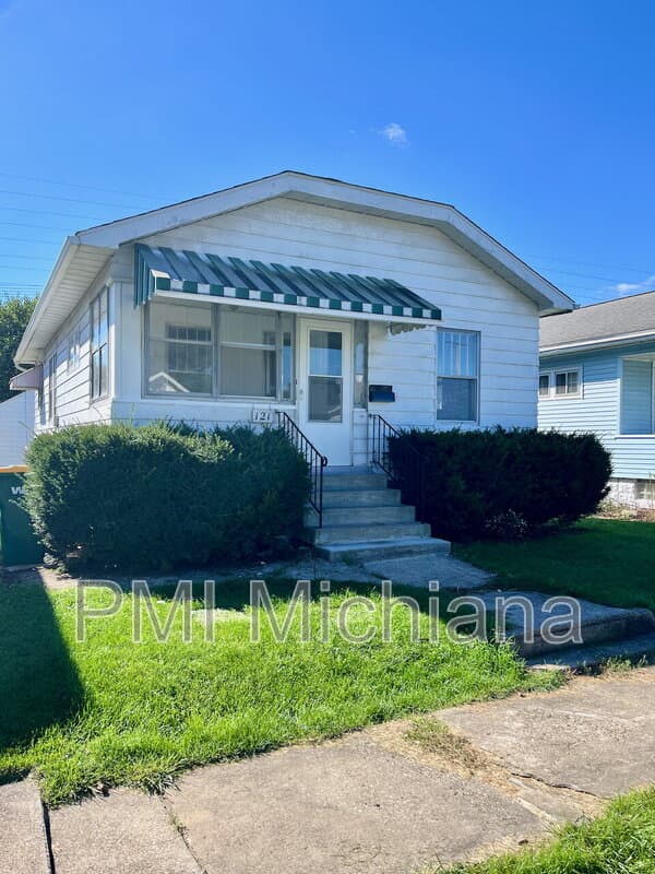 Mishawaka House: 121 W 12th St