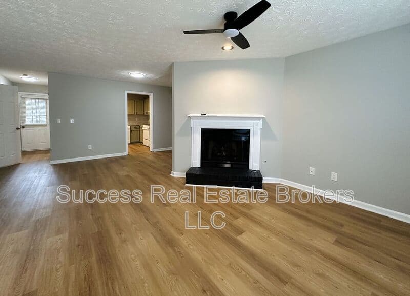 Kennesaw House: 1016 Kennesborough Rd NW