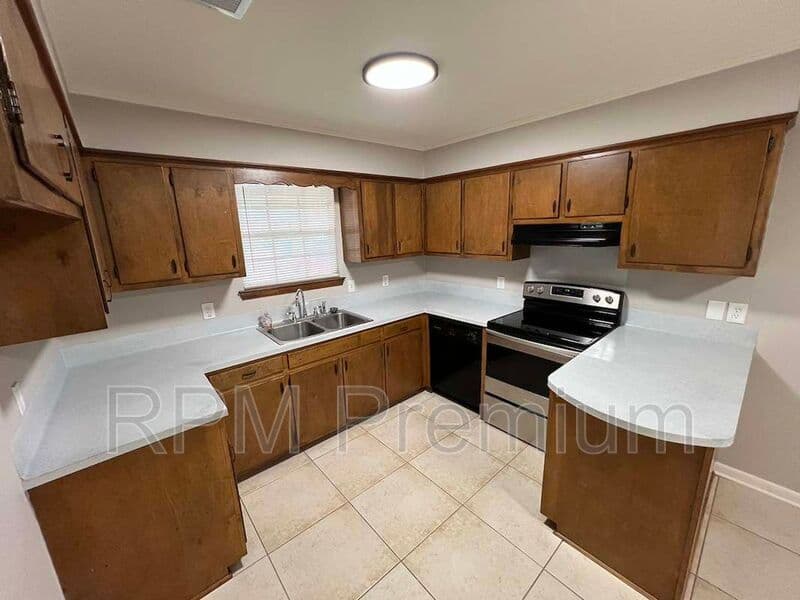 Zachary House: 1114 Willow Creek Dr.