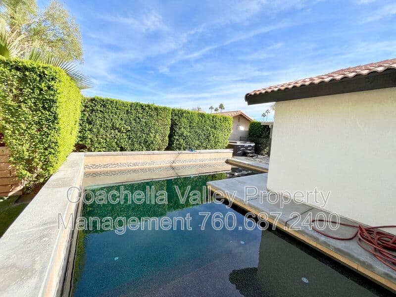 Palm Springs House: 372 W Dominguez Rd