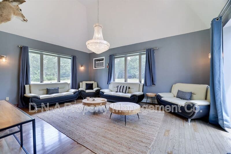 Mount Pocono House: 133 Montanesca Road