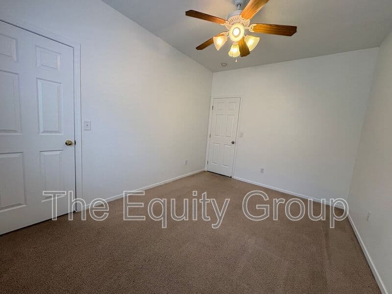 Visalia House: 2643 West Oakridge Ave