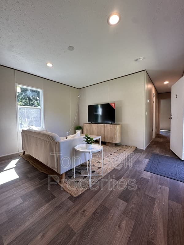 Daleville House: 74 Dilly Branch Road