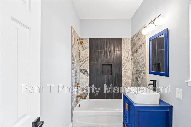 Savannah House: 3205 Burroughs St