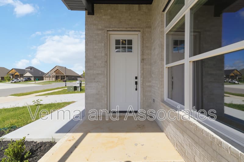 Centerton House: 970 Trestle Ln