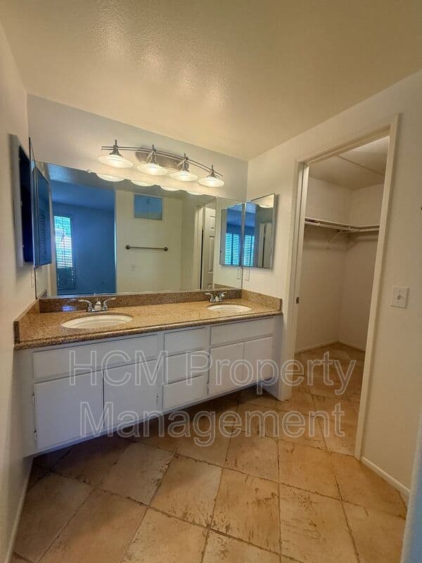 Anaheim House: 7776 E Portofino Ave