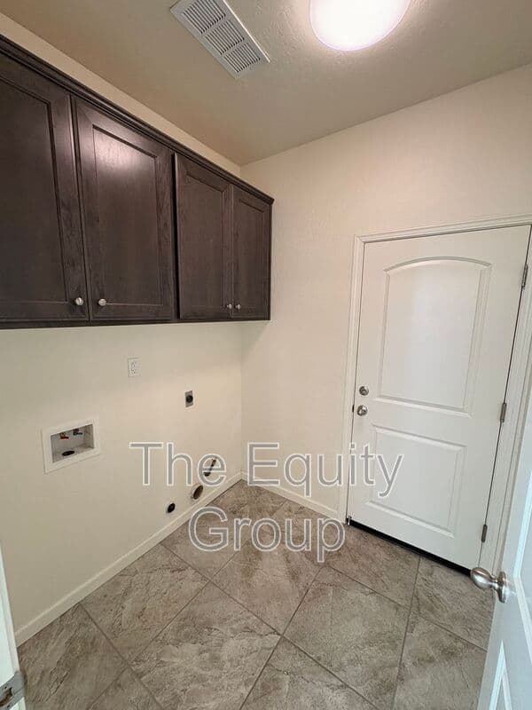 Visalia House: 3208 North Rova Ct
