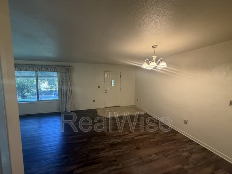 Grants Pass House: 7665 Rogue River Hwy