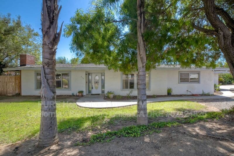Escondido House: 2135 E El Norte Pkwy