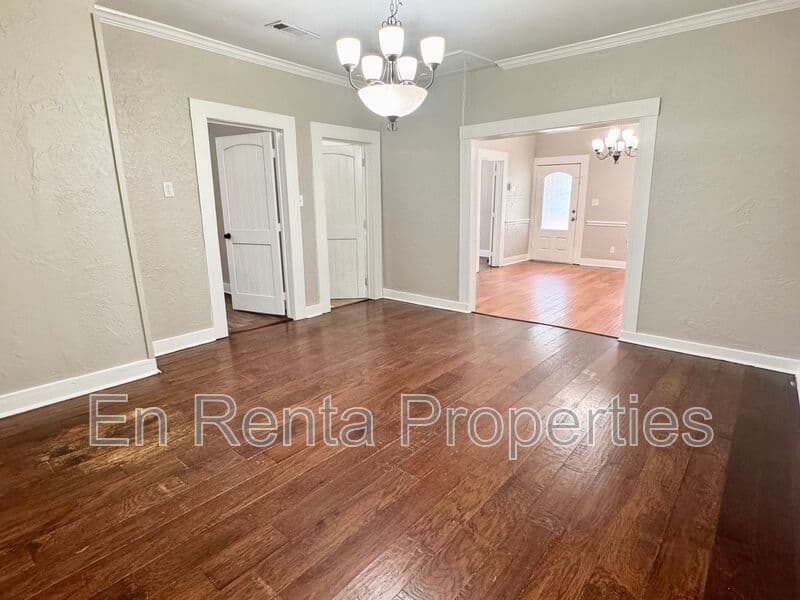 Fort Worth House: 1925 Saint Louis Ave.