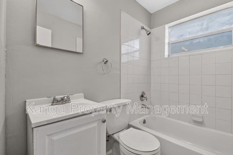 Riviera Beach House: 1037 W 28Th St