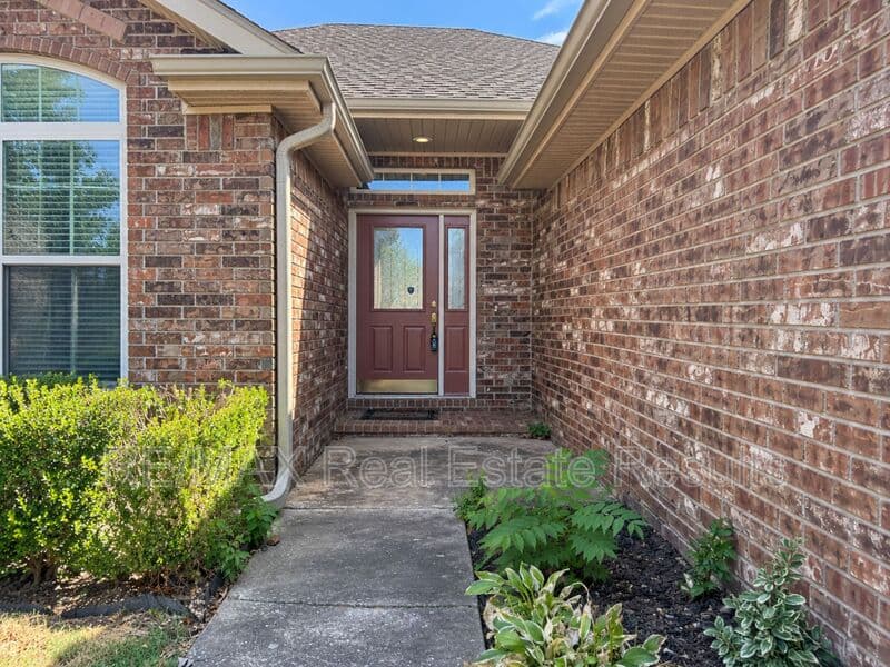 Bentonville House: 306 Old Forge Dr