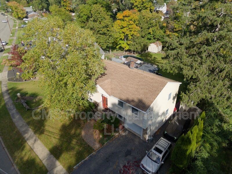 Bloomingdale House: 128 Reeve Ave