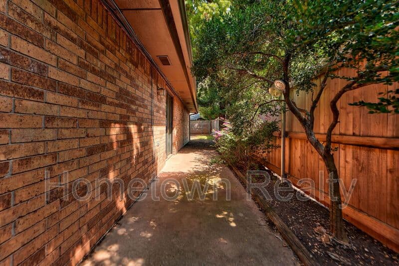 Norman Condo: 1713 Hillcrest Drive