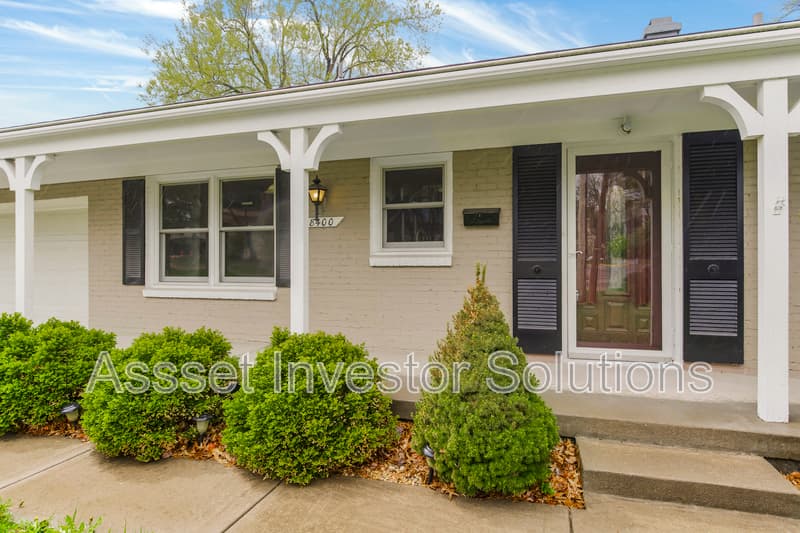 Leawood House: 8400 State Line Rd