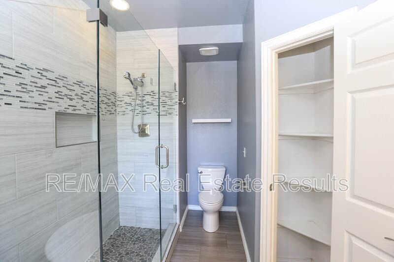 Rogers House: 5300 S 44th Pl