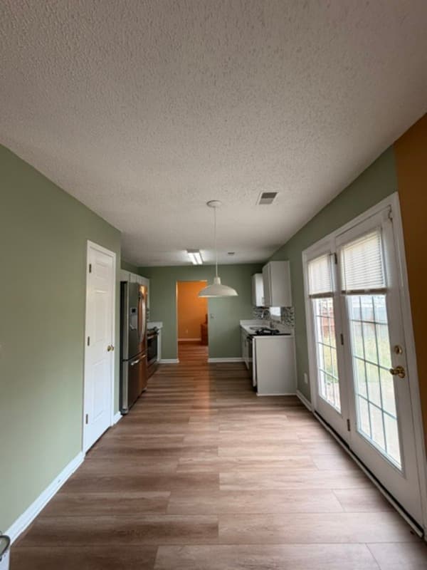 Columbia House: 25 Willow Hurst Court