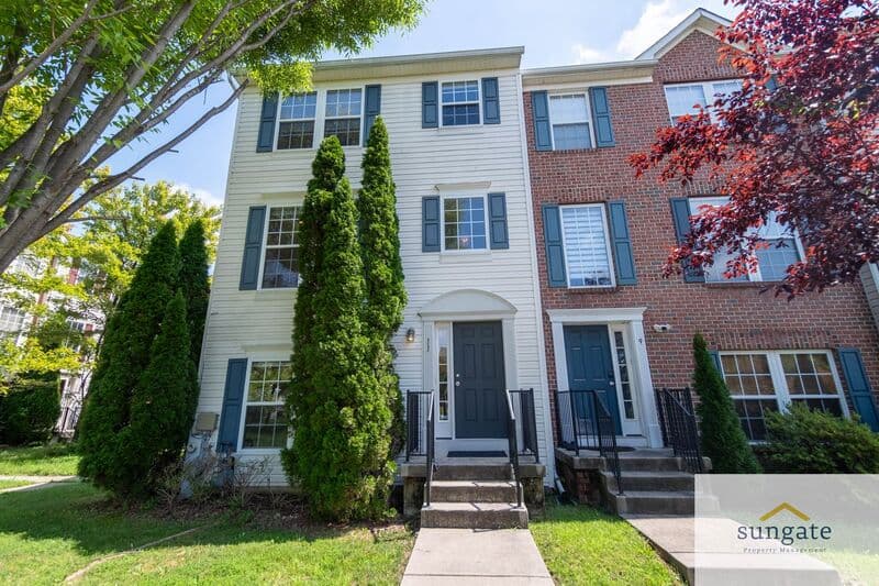 Rosedale Townhome: 11 Hallsdale Ct