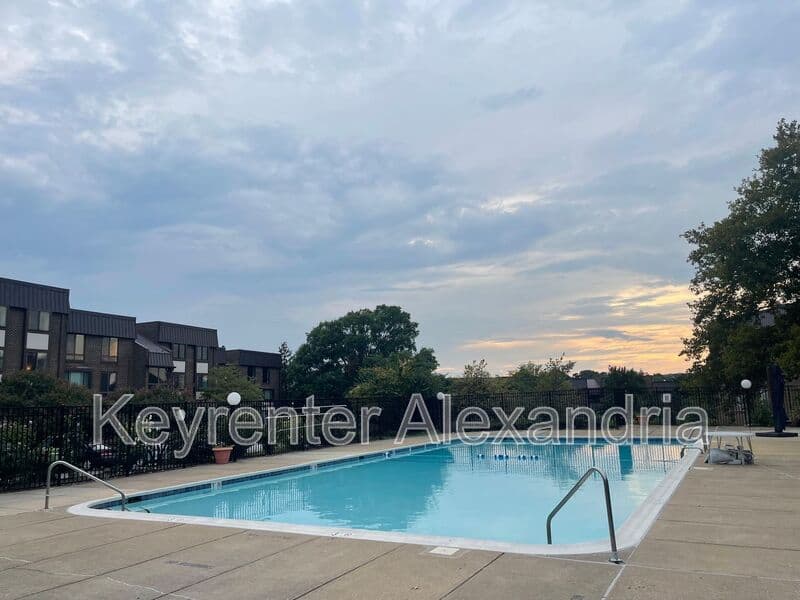 Alexandria Condo: 116 Roberts Ln