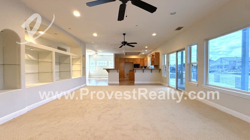 Victorville House: 18064 Mariner Dr