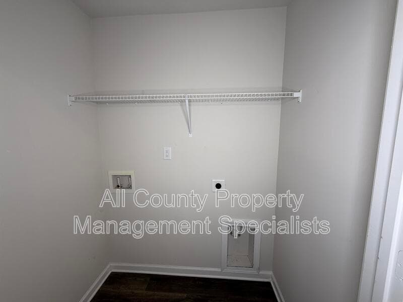 Hopkins House: 210 Bevington Brook Ln