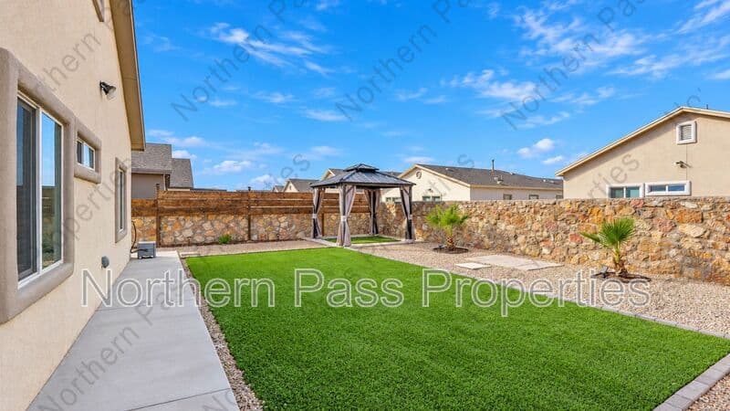 El Paso House: 15153 Composition