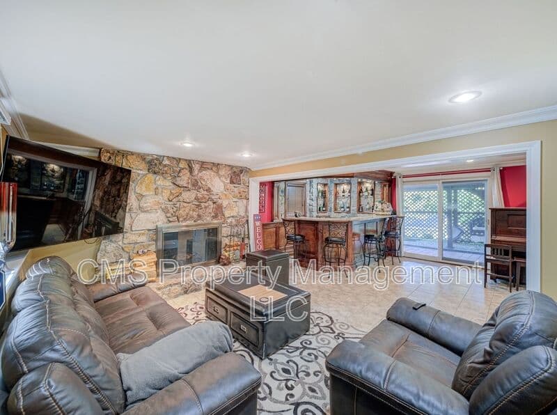 Bloomingdale House: 128 Reeve Ave
