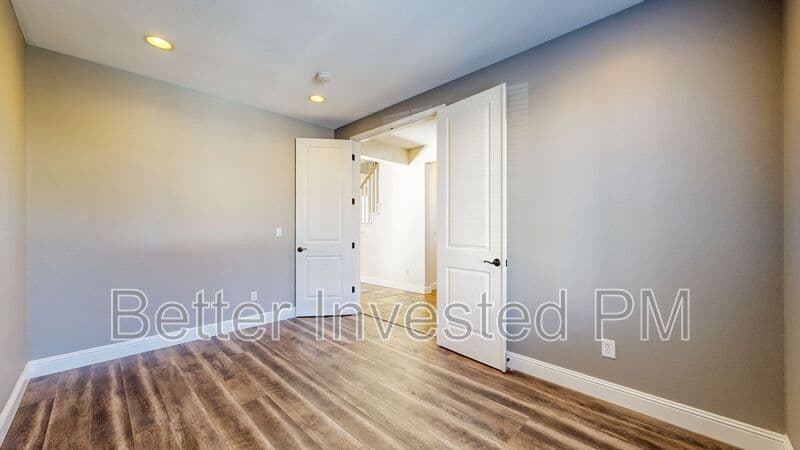 Santa Rosa House: 1363 Gordon Ln