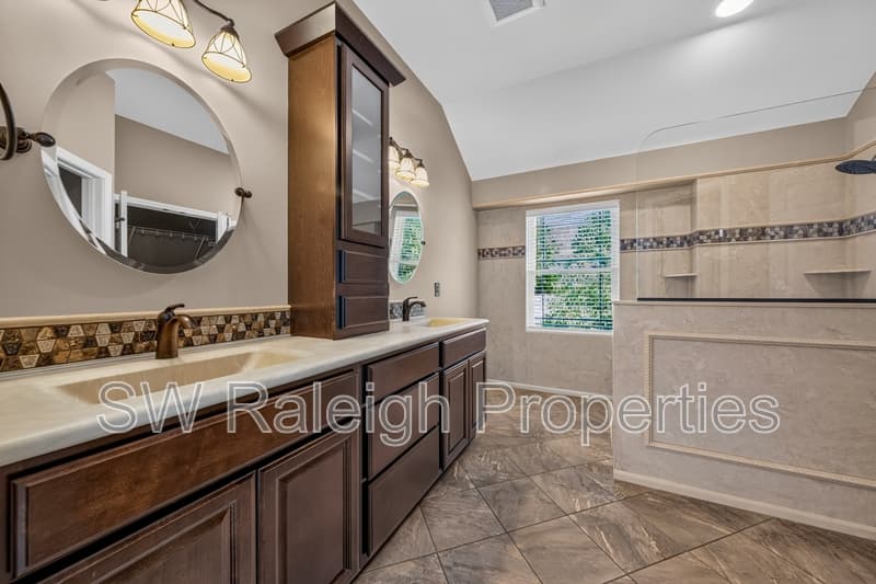Apex House: 1412 Willow Leaf Way