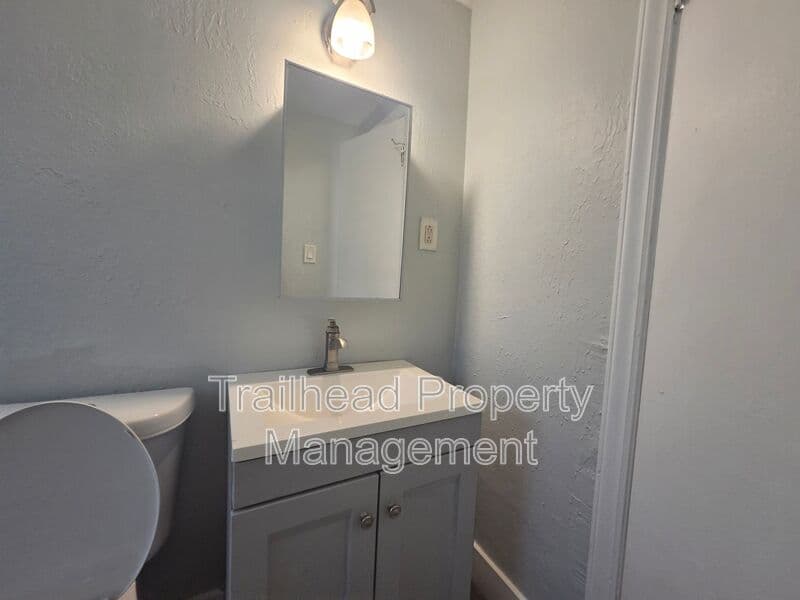 Independence House: 724 N Noland Rd