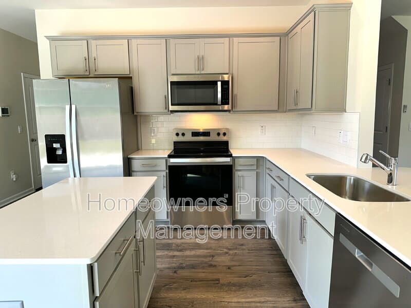 Fayetteville House: 5611 Tantobie Rd