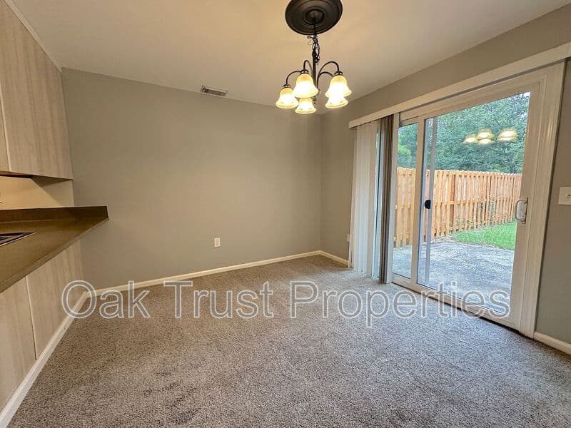 North Charleston House: 7794 McKnight Dr
