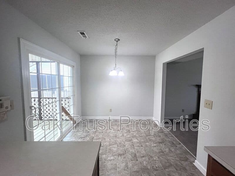 North Charleston House: 6649 Bent Creek Drive