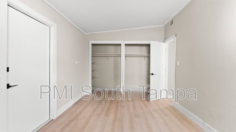 Tampa House: 1541 W La Salle St