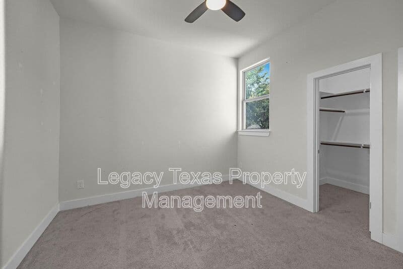 Granbury House: 5511 Black Pine Circle