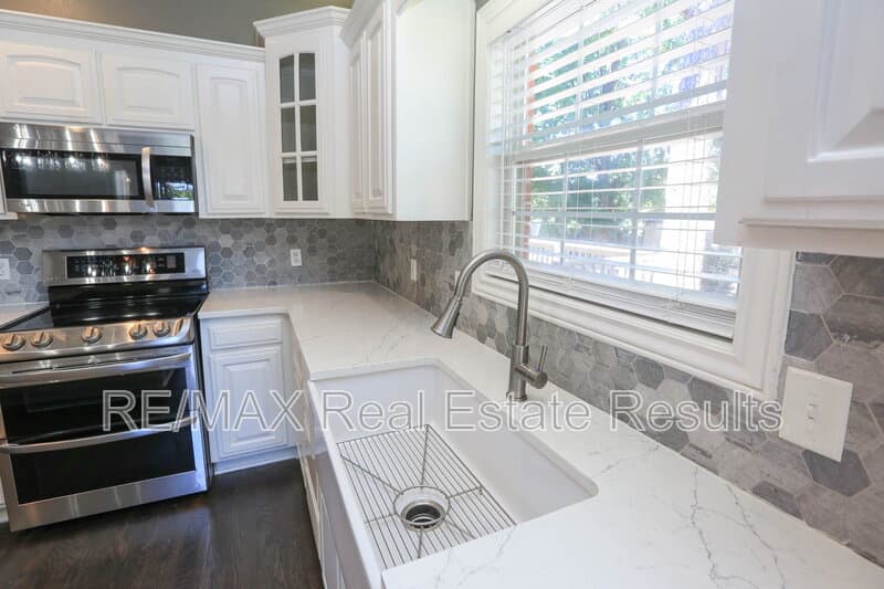Rogers House: 5300 S 44th Pl