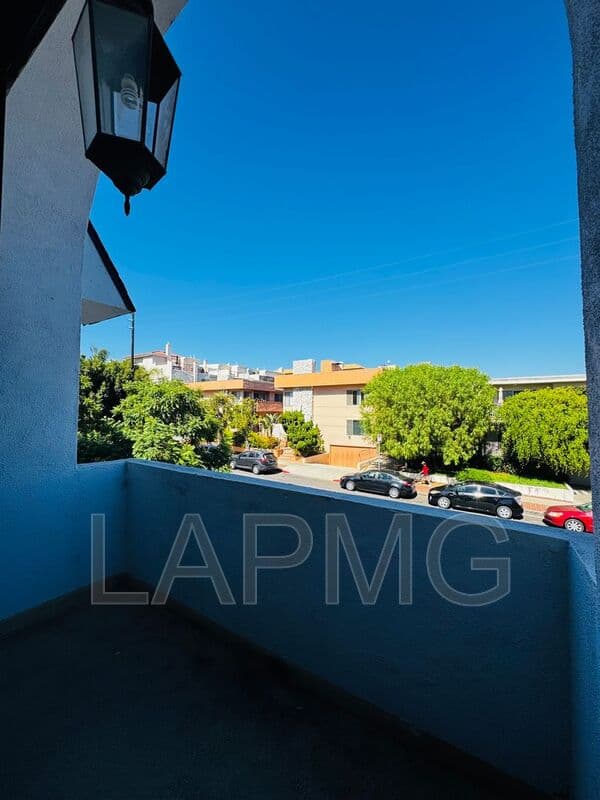 Los Angeles House: 1275 Barry Avenue