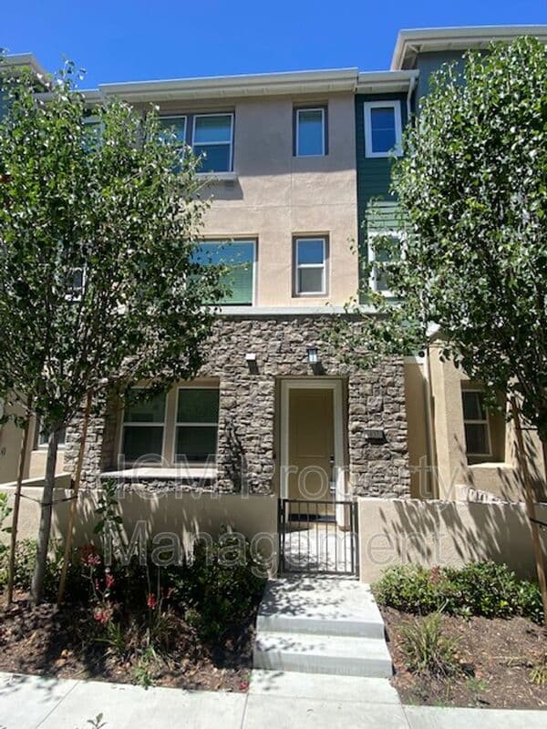 Lake Forest House: 437 Palermo