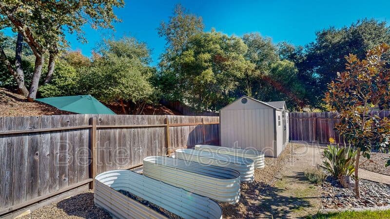 Santa Rosa House: 311 Lomitas Ln