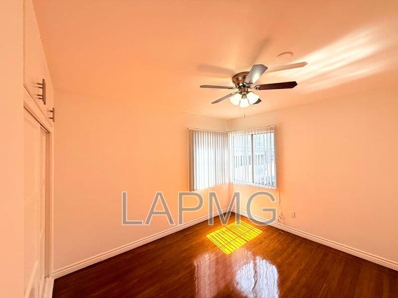 Los Angeles House: 4948 Rosewood Avenue