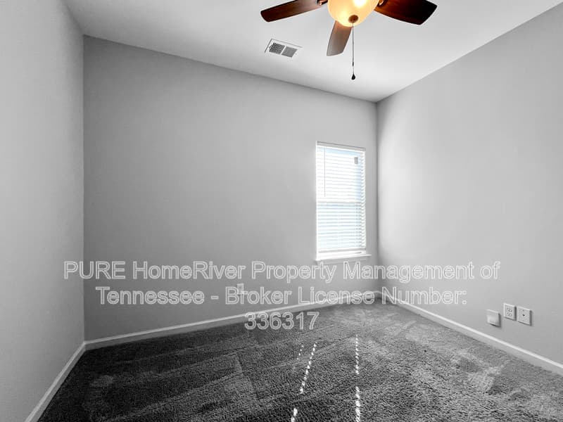 Oakland House: 25 Briar Hollow Ln