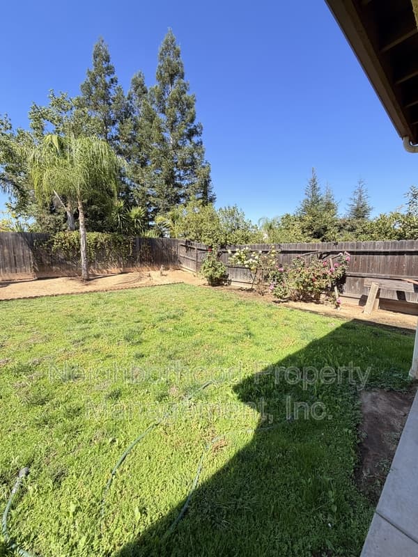 Fresno House: 10593 North Sierra Vista Avenue