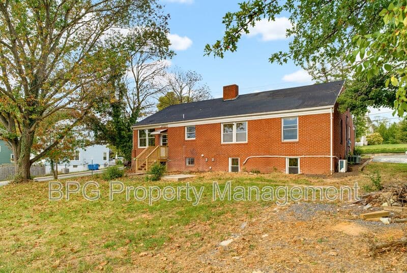 Woodstock Condo: 204 N Muhlenberg St
